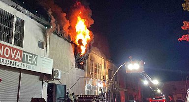 Antalya'da sanayide çıkan yangında bitişik iş yerleri ile 3 araç küle döndü