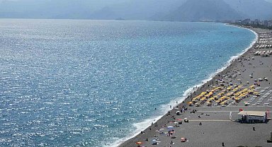 Antalya'da tatilciler dalgalarla keyifli dakikalar yaşadı