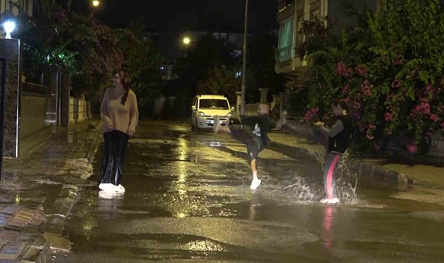 Antalya'da yağış aniden bastırdı, yağmurun keyfini çocuklar çıkardı