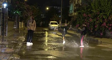 Antalya'da yağış aniden bastırdı, yağmurun keyfini çocuklar çıkardı