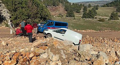 Araç askıda kaldı: Jandarma ve işçilerden engelli birey için kurtarma operasyonu