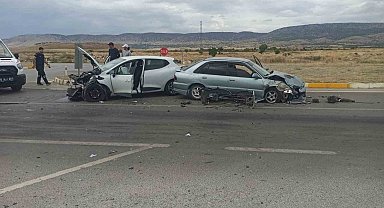 Araçların hurdaya döndüğü kazada 1 kişi yaralandı