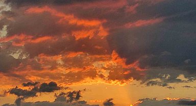 Ardahan'da gökyüzü kızıla büründü