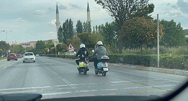 Arkadaşının bozulan motosikletini ayağı ile iten sürücü trafiği tehlikeye attı