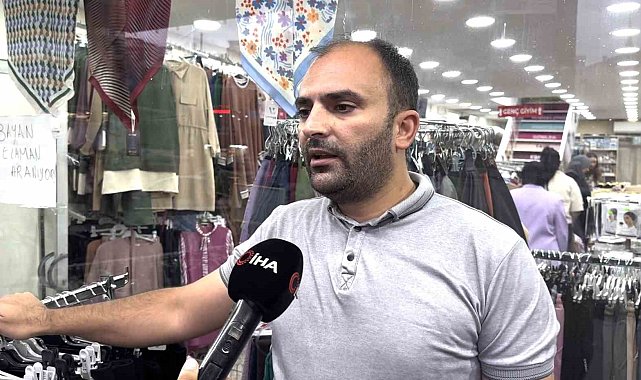 Arnavutköy'de mağaza önünde sergilenen ürünleri önce beğendi, sonra çaldı
