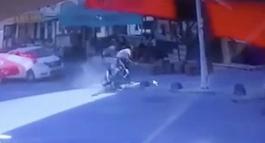 Arnavutköy'de polisten kaçan motosikletlilerin kaza yaptığı an kamerada