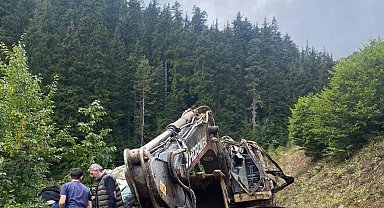 Artvin'de iş makinesi yüklü kamyon uçuruma yuvarlandı: 2 ölü