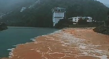 Artvin'de şiddetli yağış sonrası taşan dereler Çoruh nehriyle böyle buluştu