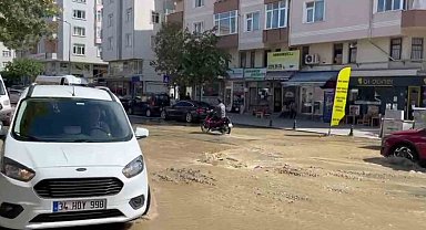 Asfalt yerinden söküldü, cadde sular altında kaldı