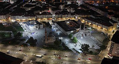 Asırlara meydan okuyan eserler sokak lambası ile aydınlatılıyor