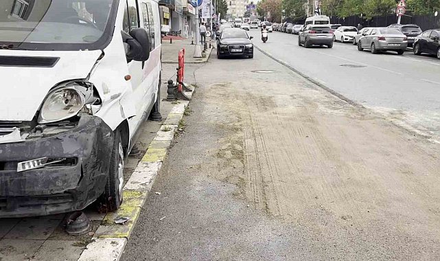 Ataşehir'de devrilen kamyon 3 araca zarar verdi