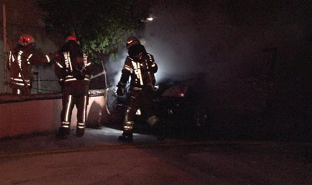 Ataşehir'de park halindeki otomobil alev alev yandı