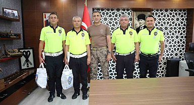 Aydın, bozulan aracı iterek sürücüye yardımcı olan polisleri makamında ağırladı