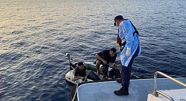 Ayvacık açıklarında lastik botları arıza yapan ve sürüklenen 4 kaçak göçmen kurtarıldı