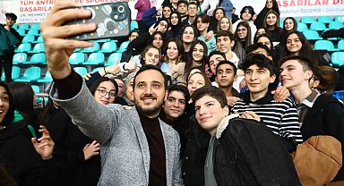 Bağcılar Belediyesi'nden üniversite öğrencilerine 10 bin TL başarı ödülü