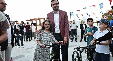 Bağcılar'da okuma yarışmalarında başarılı olan öğrenciler bisikletle ödüllendirildi