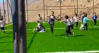 Bahçesaray'da yürekleri ısıtan anlar: Minikler saha kirlenmesin diye ayakkabılarını çıkarıp oynadı