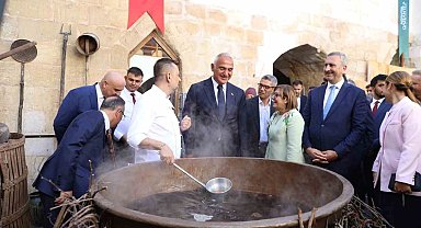 Bakan Ersoy ve Başkan Şahin, üzüm pekmezi yaptı