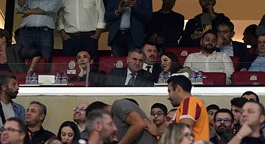 Bakan Osman Aşkın Bak, Galatasaray - PAOK maçını takip etti