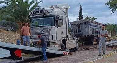 Balıkesir Erdek'te orta refüjü aşan tır karşı şeride geçti, sürücü yaralandı
