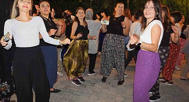 Balıkesir'de kadın muhtarın şalvar eğlencesi yoğun ilgi gördü