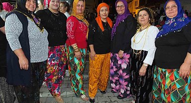 Balıkesir'de köylü kadınlar şalvar gecesinde eğlendi