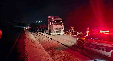 Bandırma'da kontrolden çıkan seramik yüklü tır karşı şeride uçtu