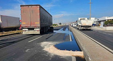 Bandırma'da tır kazası sonrası yola mazot döküldü