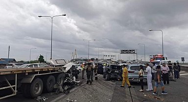 Bangkok'ta freni boşalan tır, araçların arasına daldı: 17 yaralı