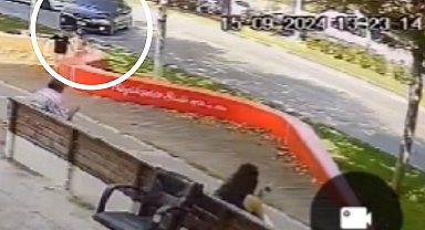 Bankta oynayan çocukların bulunduğu yere otomobil çarptı: 2 yaralı