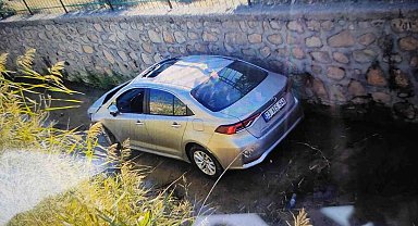 Bariyerlere çarpan otomobil su kanalına düştü