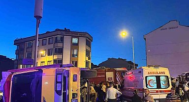 Başakşehir'de demir yüklü kamyonet devrildi, 3 çocuk demirlerin altında kaldı