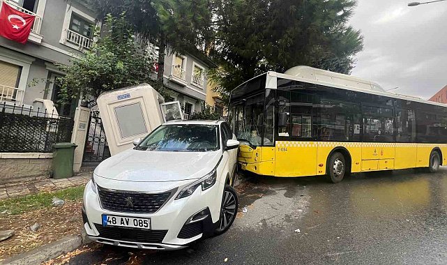 Başakşehir'de İETT otobüsü önce arabaya ardından ise güvenlik kulübesine çarptı