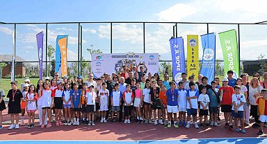 Başkan Büyükkılıç, Ulusal 12 Yaş Hafta Sonu Tenis Turnuvası'nda sporcularla buluştu