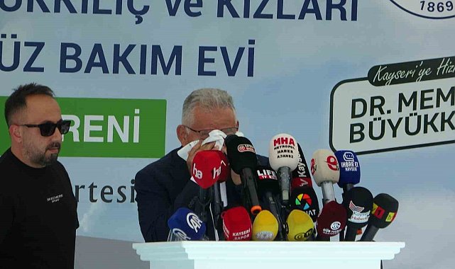 Başkan Büyükkılıç'ın duygusal anları: Ağabeyinin yaptıracağı merkezin temel atma töreninde gözyaşlarını tutamadı
