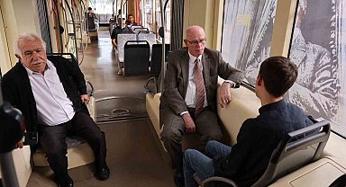 Başkan Kurt işe tramvayla gitti