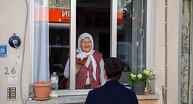 Başkan Ünlü: "Büyüklerimize yaşamın ağırlığını hissettirmeyelim"