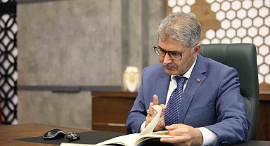 Basra Körfezi'ne uzanan büyük demir yolu projesi Vali Çelik'in kitabında anlatıldı