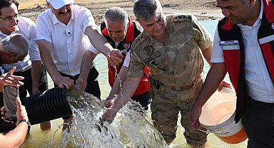Batman'da baraj göllerine 2 milyon yavru sazan balığı bırakıldı