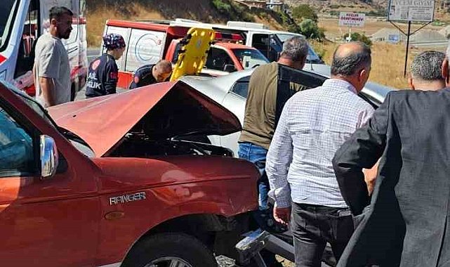Batman'da iki araç kafa kafaya çarpıştı: 3 yaralı