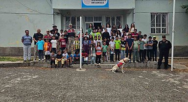 Batman'da jandarma ekipleri okulun ilk gününde öğrencileri yalnız bırakmadı
