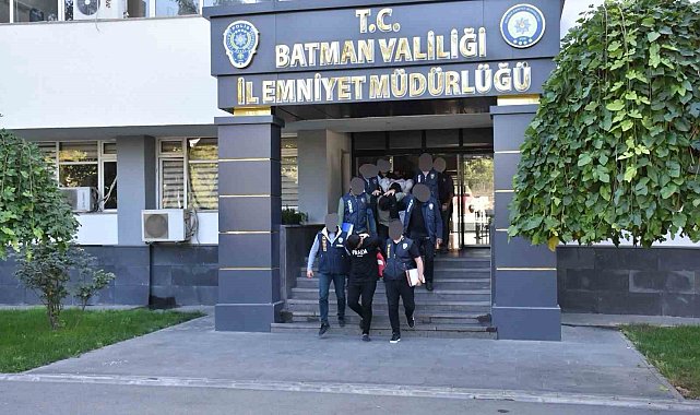Batman'da sahte koruma kimlikli göçmen kaçakçısı yakalandı