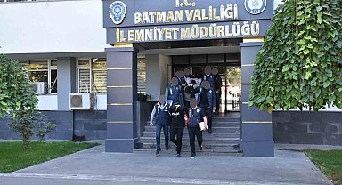 Batman'da sahte koruma kimlikli göçmen kaçakçısı yakalandı
