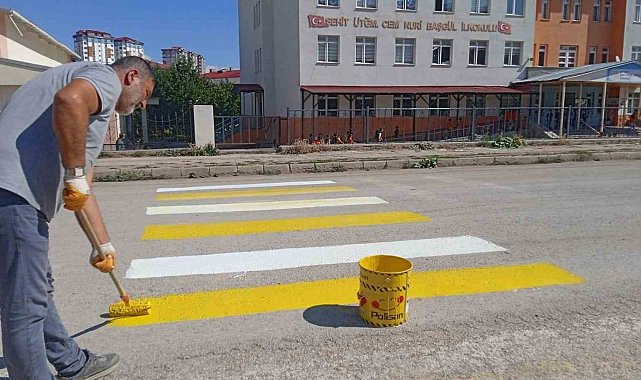 Bayburt'ta yaya geçidi çizgileri boyanarak trafik işaret levhaları yenilendi