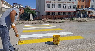 Bayburt'ta yaya geçidi çizgileri boyanarak trafik işaret levhaları yenilendi