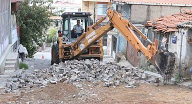 Bayraklı'da yol yenileme seferberliği sürüyor