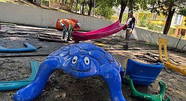 Belediye 33 parkta yenileme çalışması başlattı
