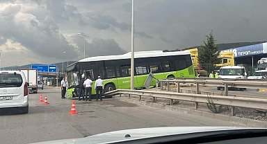 Belediye otobüsü bariyerlere çarptı, araçta yolcu olmaması faciayı önledi