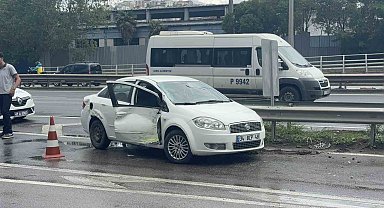 Belediye otobüsü ile otomobil çarpıştı: 2 yaralı