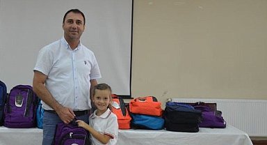 Beylikova'da öğrencilere kırtasiye seti ve çanta desteği